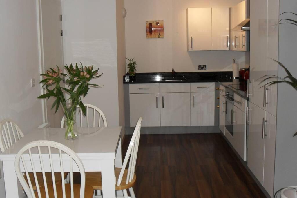 Stylish Wembley Stadium And Ovo Arena Apartment, London Bagian luar foto